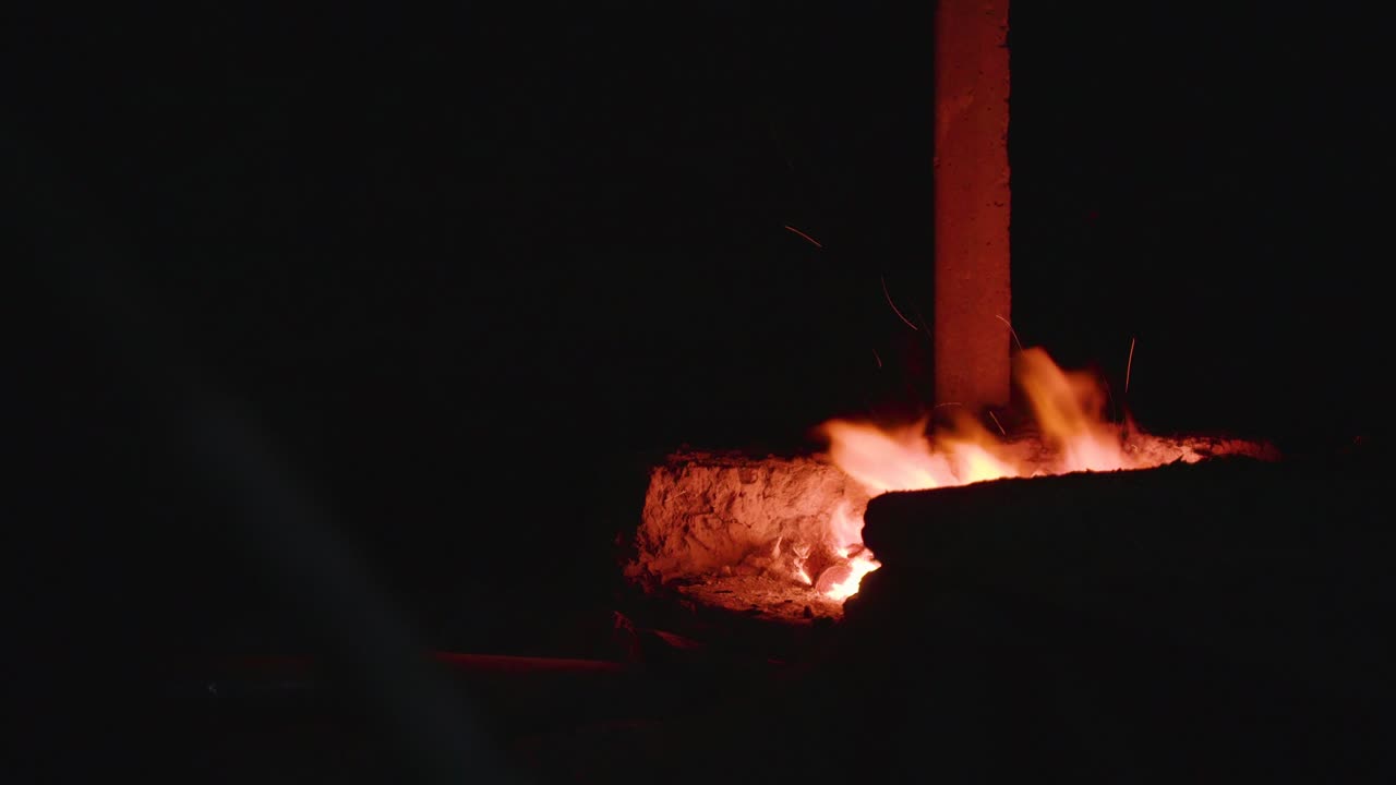 불타는 은 뜨거운 나무 석탄