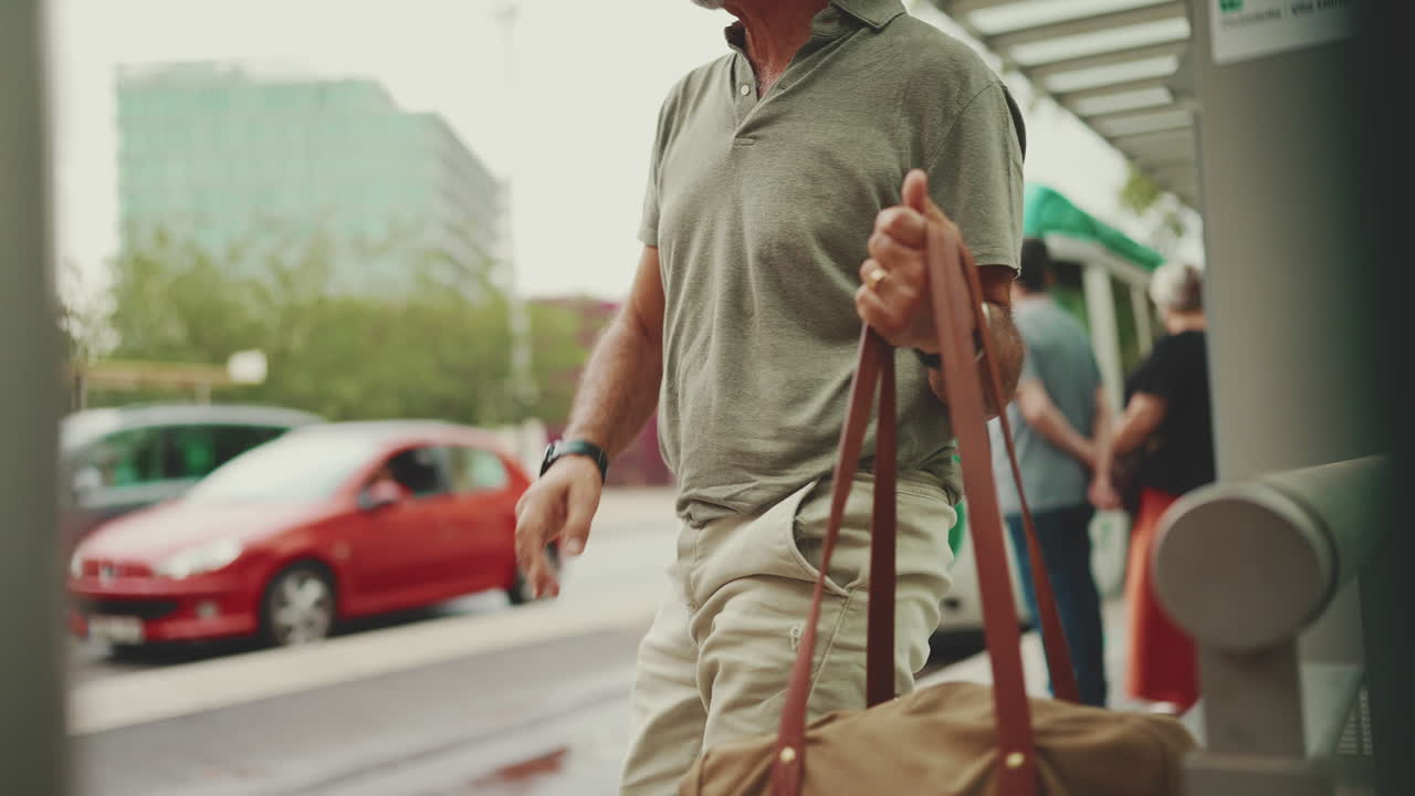 Folk, der venter ved et busstoppested