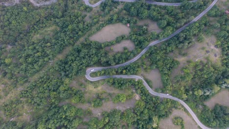 toma de un dron de un camino rural en la naturaleza