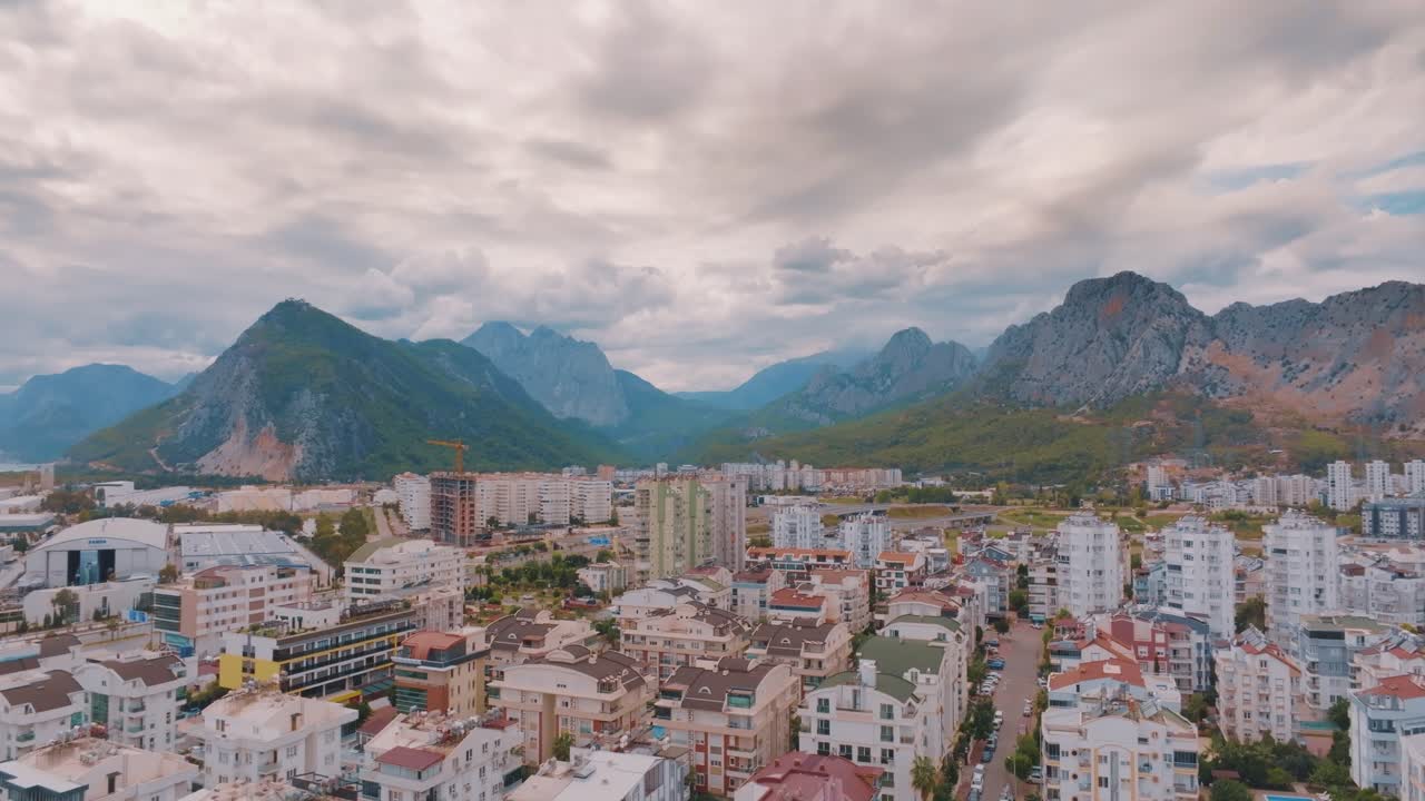 Paesaggio urbano con vista sulle montagne