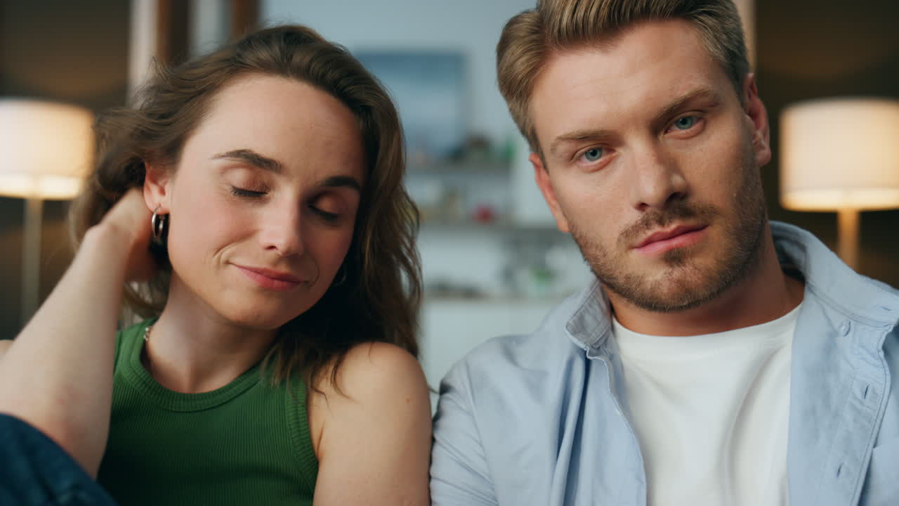 편안한 이 tv 채널을 바꾸는 실내 초상화. 리모컨을 들고 있는 남자