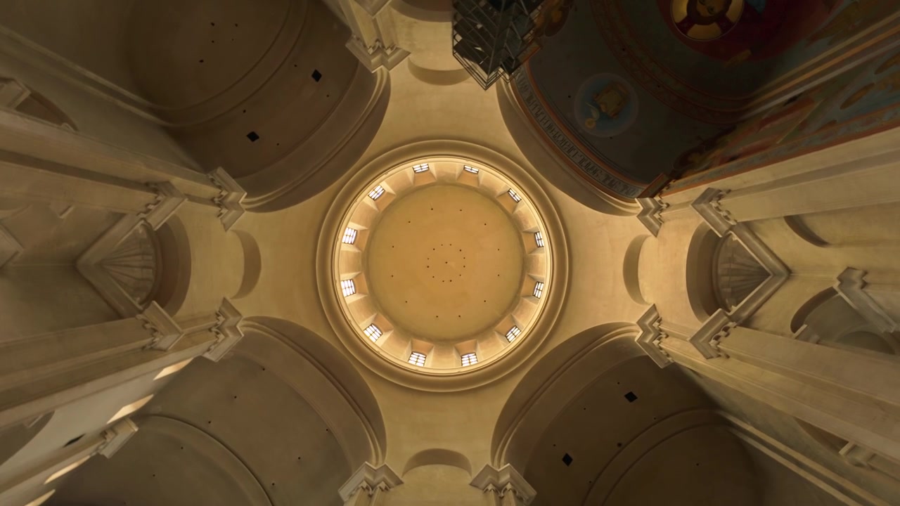 Vista aerea mozzafiato dall'interno della Cattedrale della Santissima Trinità a Tbilisi, Georgia, che mostra la cupola circolare simmetrica, le sue finestre e l'elegante struttura di supporto che circonda la cattedrale