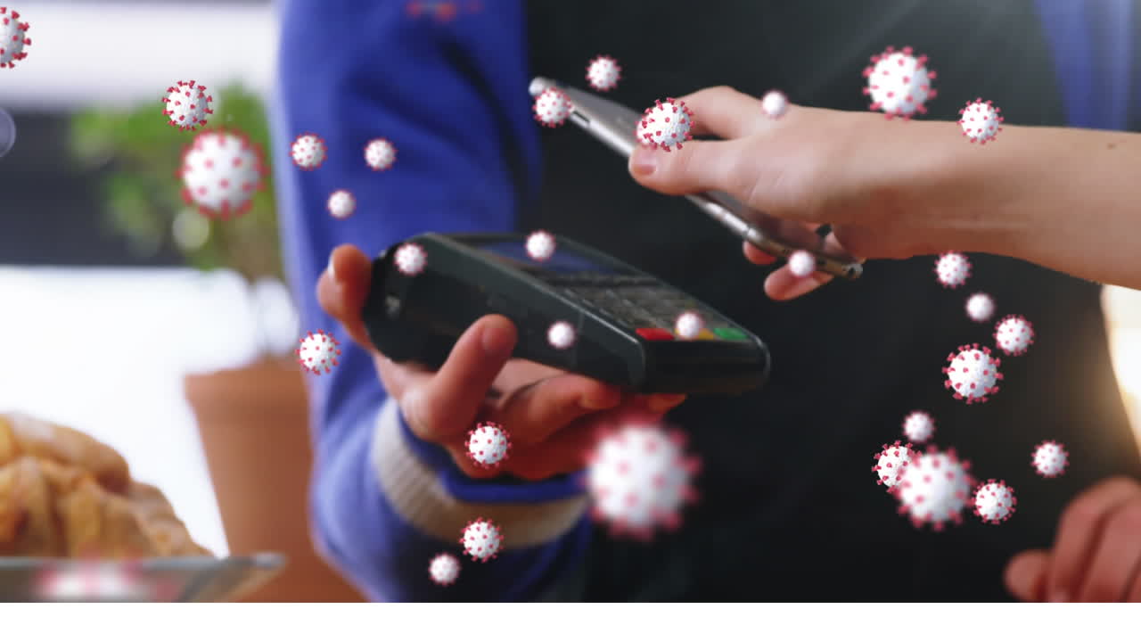 animación de células de coronavirus que se propagan y clientes que hacen pagos sin contacto