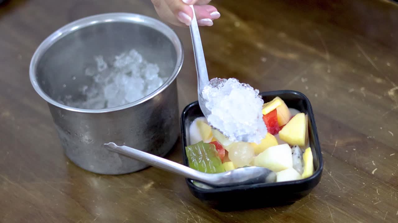 과일 디저트 에 얼음 을 첨가 하는 것