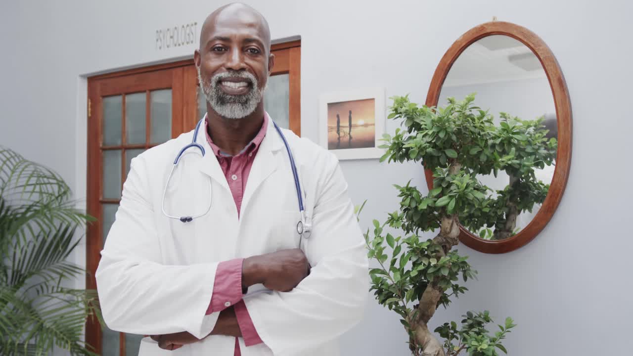 アフリカ系アメリカ人の男性医師の肖像画 ⁇ ラボコートとステトスコープを着用 ⁇ コピースペース ⁇ スローモーション