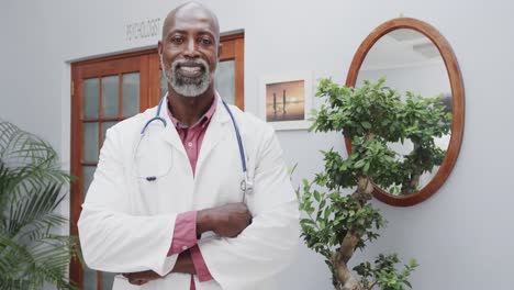 retrato de un médico afroamericano con bata de laboratorio y estetoscopio, espacio de copia, cámara lenta