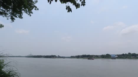 Iskcon-Mayapur-Es-El-Templo-De-Krishna-Más-Grande-De-La-India-Al-Otro-Lado-Del-Río-Ganges