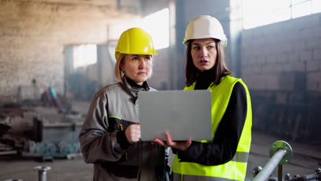 Two-workmates-talking-at-the-factory