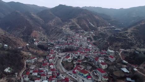 vista aérea de myki, pueblo en xanthi, grecia. la mayoría de la población del municipio son miembros de la minoría turca