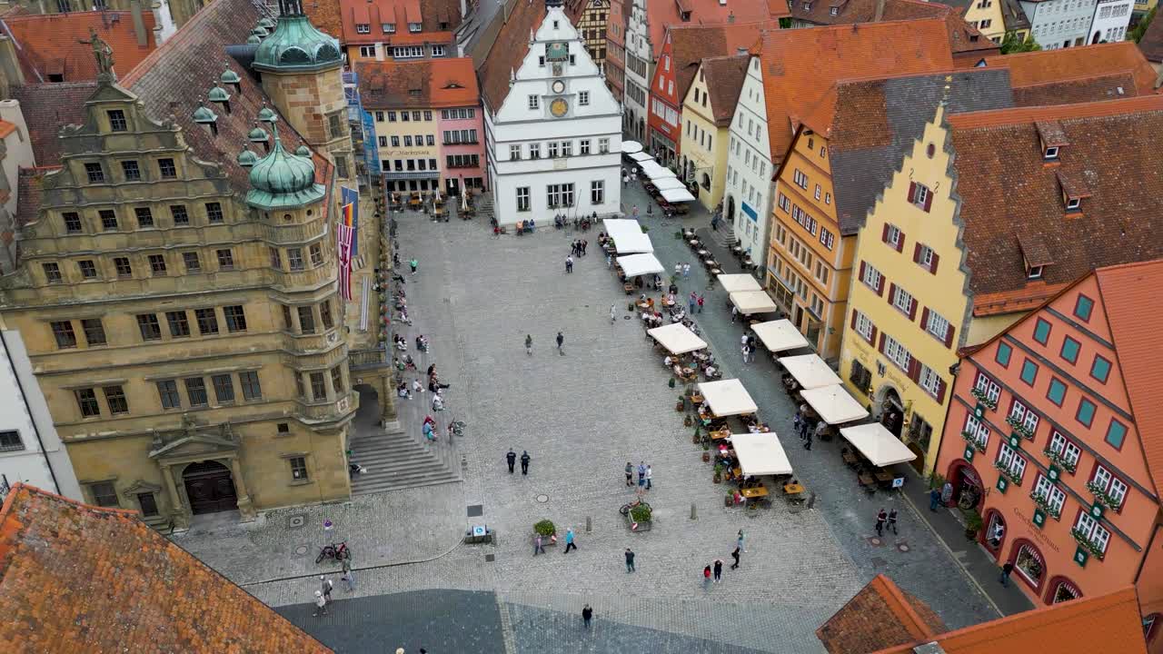 4K Drohnenvideo: Marktplatz und Rathaus der ummauerten Stadt Rothenburg ob der Tauber, Deutschland