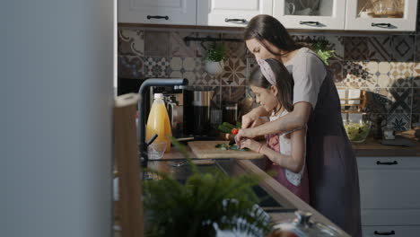 madre e hija cocinando juntos