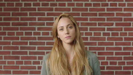 retrato de una joven hermosa con el cabello largo mirando serio intenso