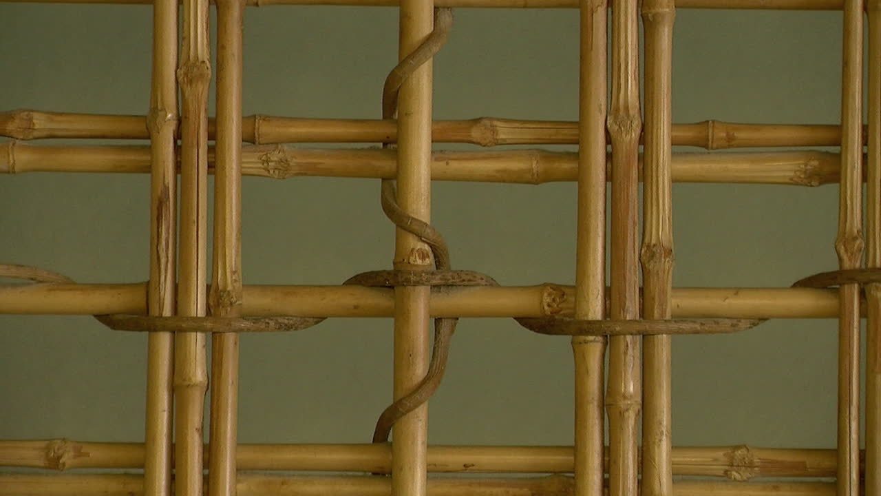 pantalla de bambú en la pared de la alcoba de tokonoma de la casa de té japonesa