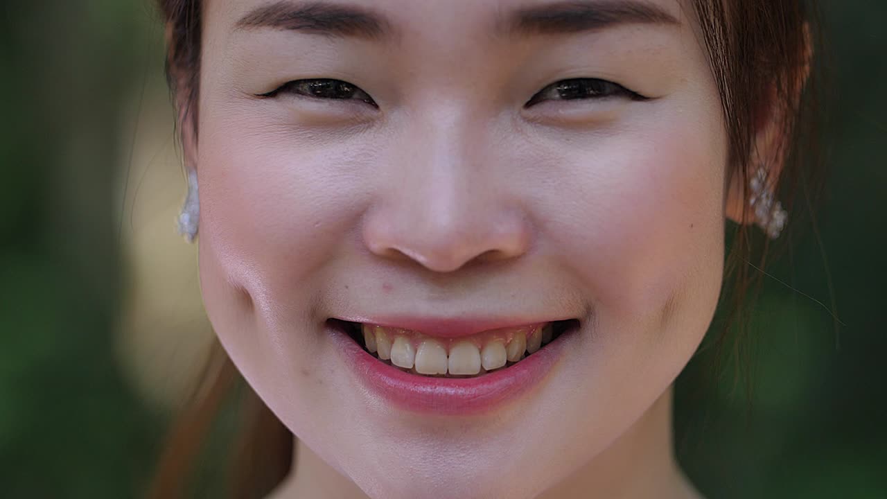 웃는 아시아 여자