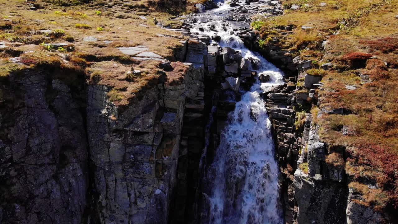 hermosa cascada blanca en weissee, austria -antena