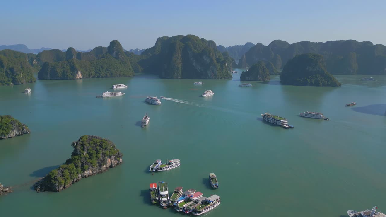 베트남 하롱 만의 험난한 절벽에 어지는 극심한 파도의 풍경 - 공중 드론