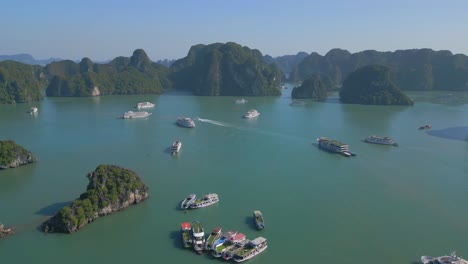 una vista panorámica de las olas extremas salpicando el escarpado acantilado en la bahía de ha long, vietnam - avión no tripulado