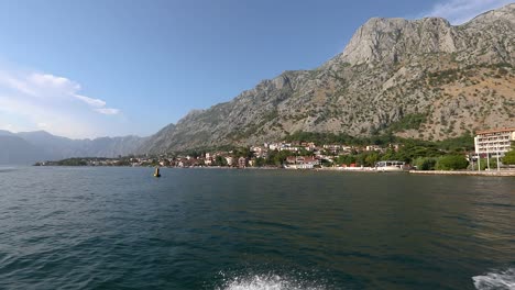 paseo en lancha rápida cerca de la bahía de kotor en montenegro