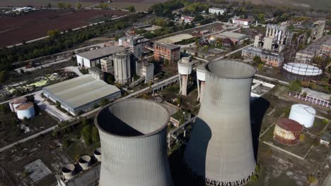 Cooling-Towers-And-Industrial-Buildings-In-An-Abandoned-Power-Plant-In-Ptolemaida,-Greece