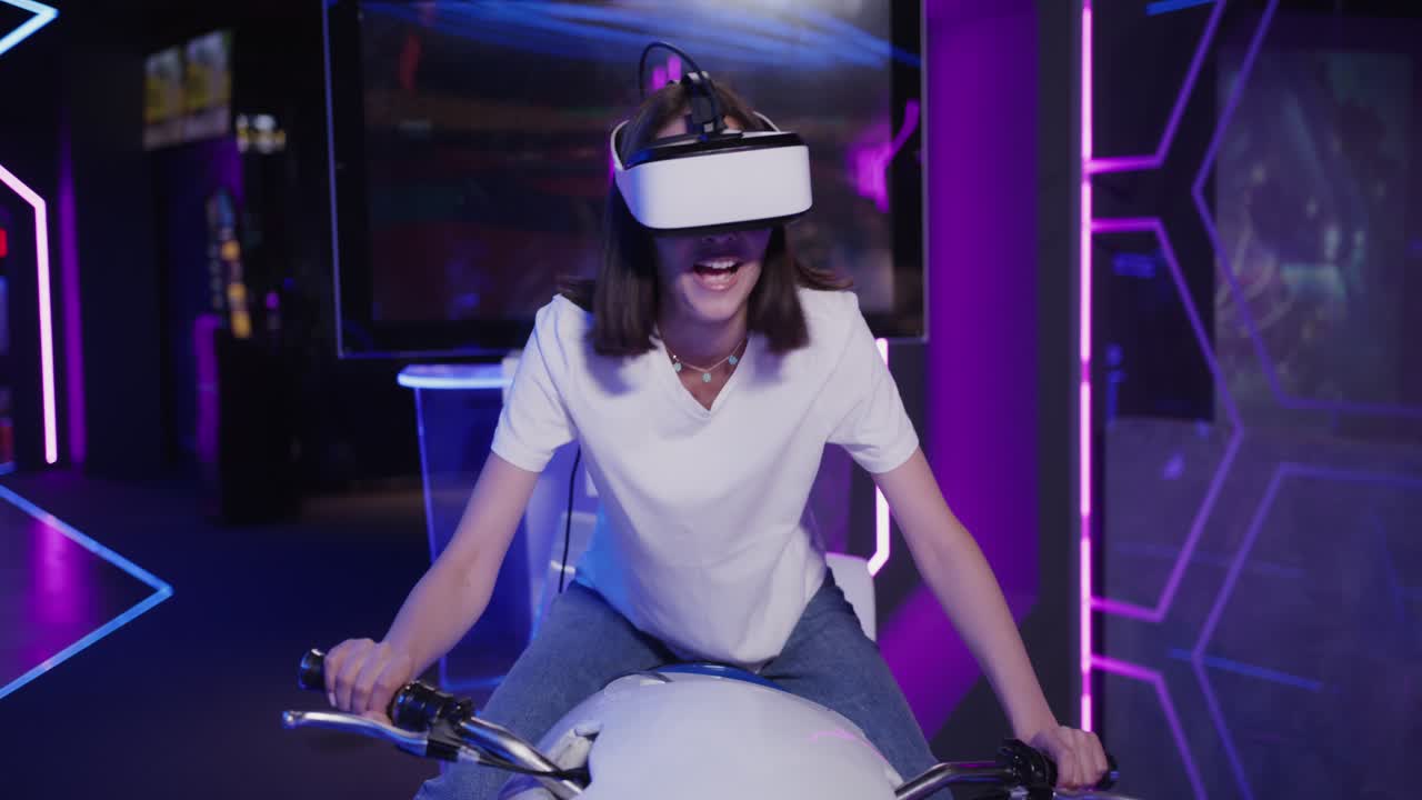 adolescente che sperimenta un giro in moto vr in una sala giochi