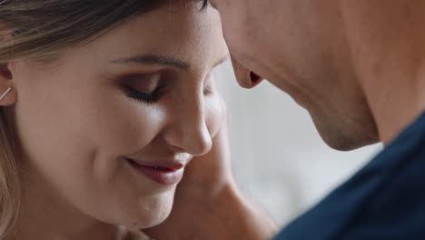 pareja feliz disfrutando de una relación romántica compartiendo una conexión íntima novio tocando amigas cara suavemente sonriendo mostrando amor 4k metraje