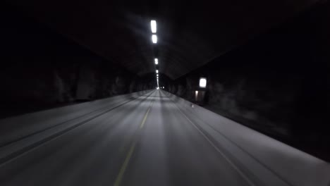 Autofahrten-Durch-Den-Tunnel-Aus-Der-Sicht-Des-Fahrens.-Licht-Am-Ende-Des-Tunnels.