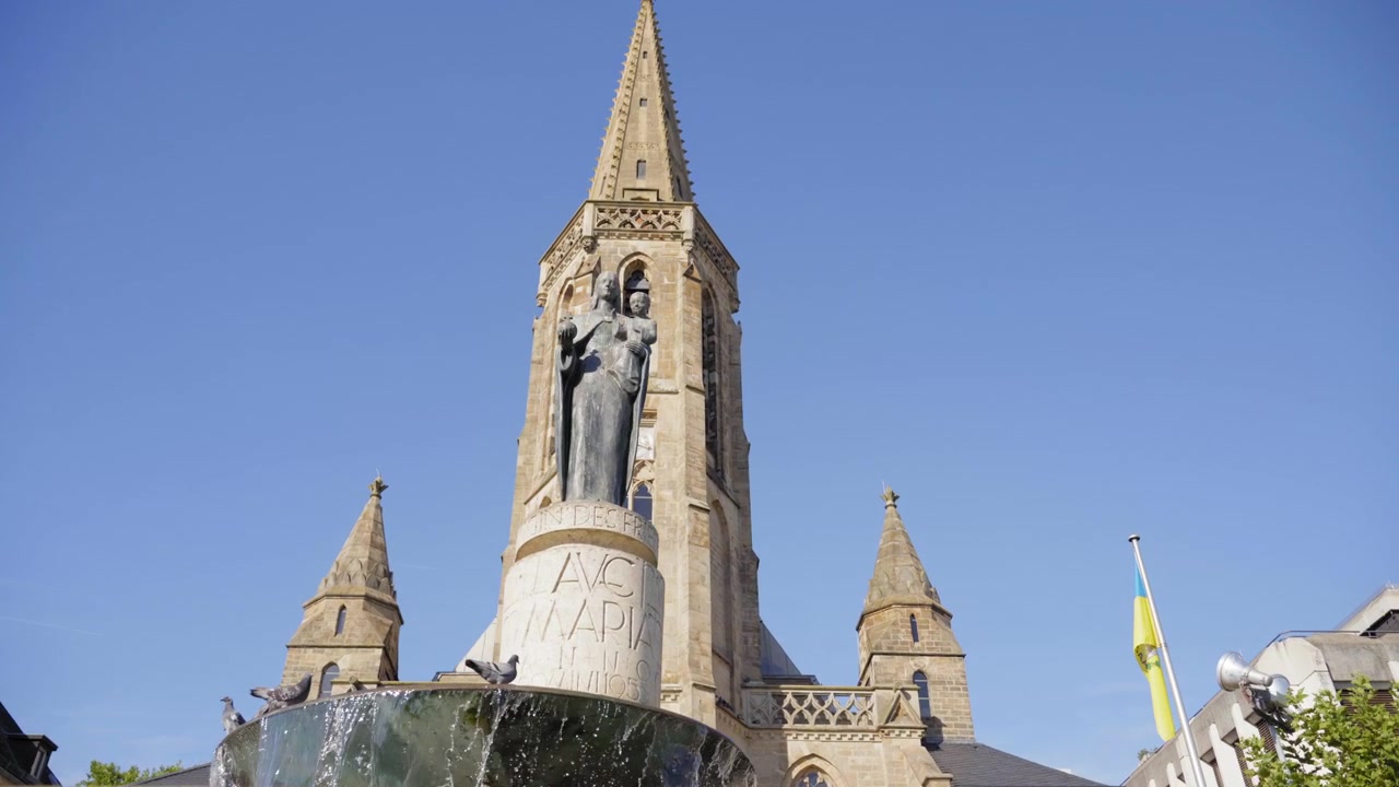 Storica Chiesa di San Ludovico con un imponente monumento e una fontana nel centro della città di Saarlouis, Germania