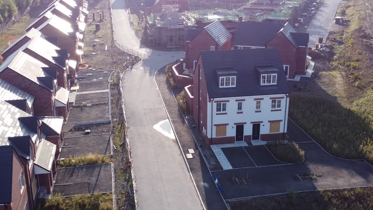 vista aérea del amanecer de la mañana sobre el nuevo sitio de construcción del desarrollo de viviendas suburbanas británicas
