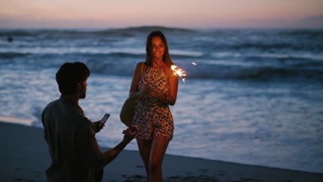 chispas, pareja en la playa