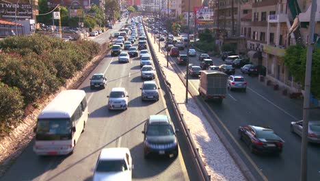 el tráfico obstruye las carreteras de beirut, líbano