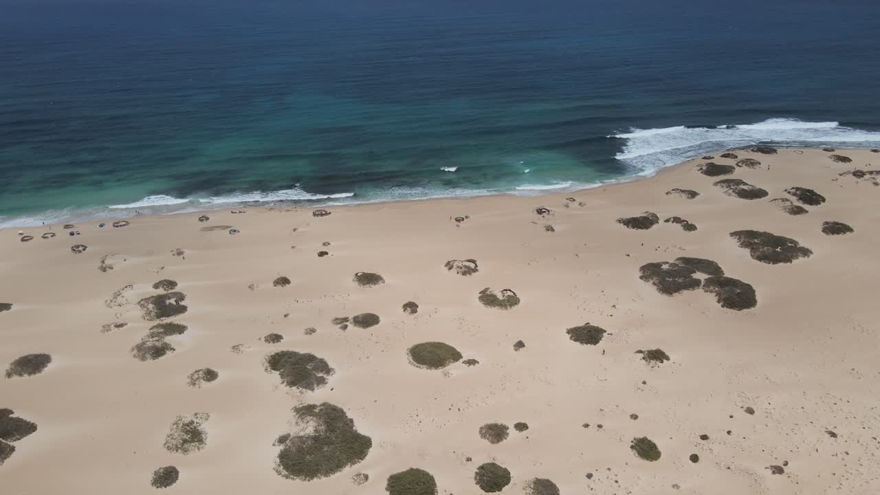 카나리아 제도의 푸에르테벤투라 사막 모래 언덕과 해변의 공중 드론 샷