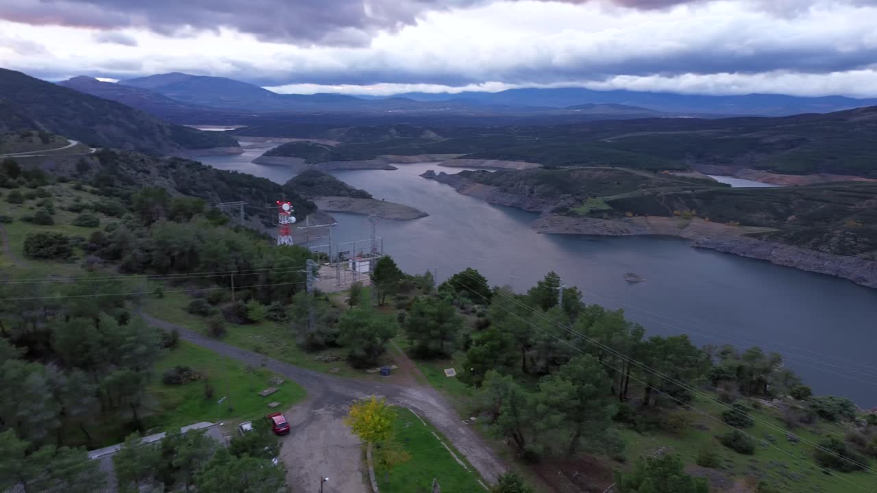 이 아이들은 공을 가지고 놀고 시간을 잊고 어디에 있는지 잊습니다.