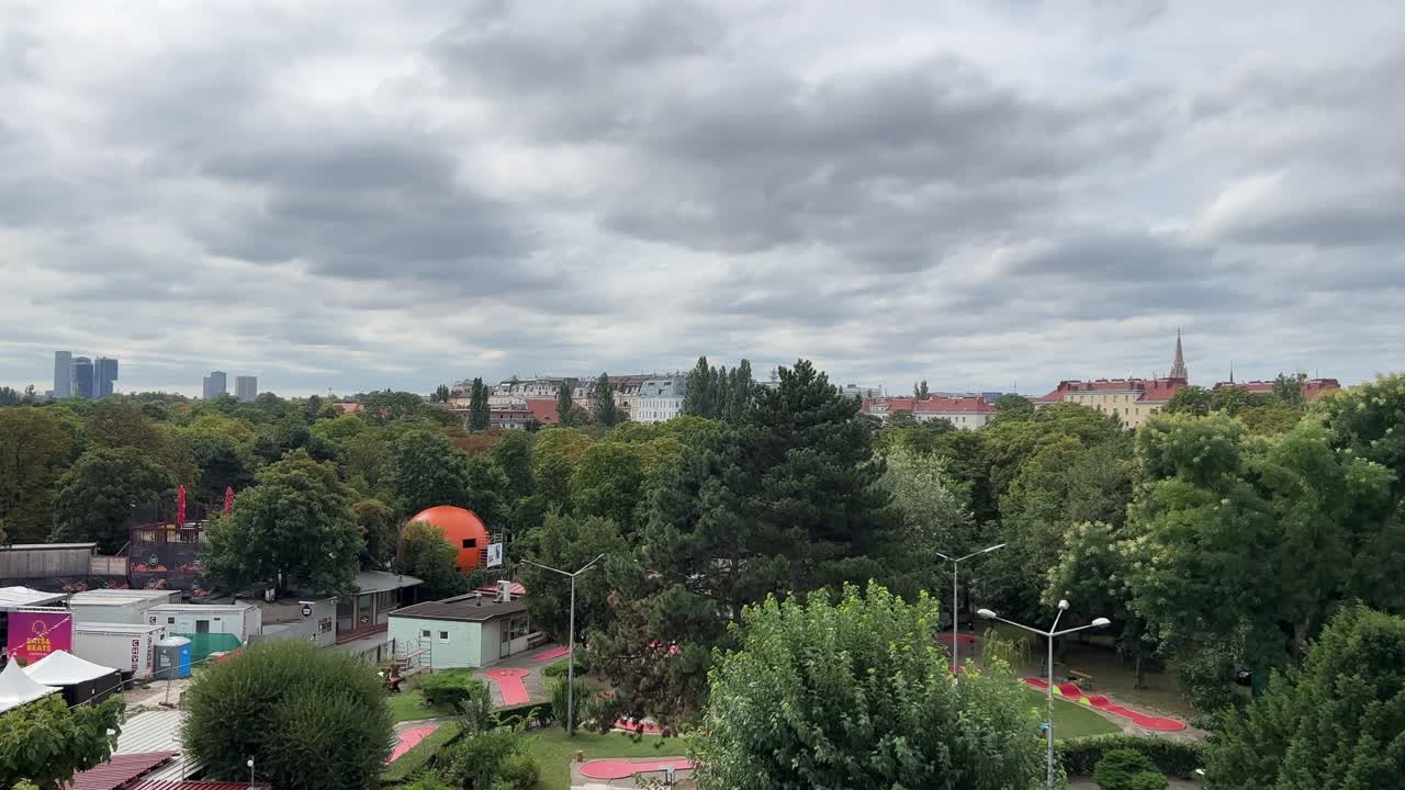 vista superior de la ciudad de viena durante el verano en un día nublado