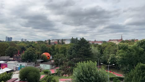 Draufsicht-Auf-Die-Stadt-Wien-Im-Sommer-An-Einem-Bewölkten-Tag