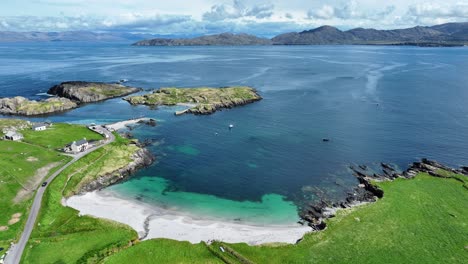 Raue-Schönheit-Der-Beara-Halbinsel-Im-Westen-Von-Cork,-Irland,-Kleiner-Natürlicher-Fischerhafen,-Weißer-Sand-Und-Smaragdgrünes-Meer,-Die-Schönheit-Des-Wild-Atlantic-Way-In-Cork