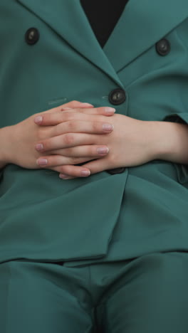 una mujer de negocios busca refugio del ritmo implacable del mundo de los negocios, anhelando un momento de tranquilidad.