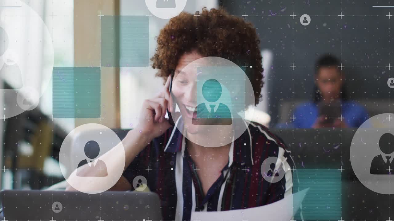 animación de iconos de los medios sobre un hombre biracial usando un teléfono inteligente