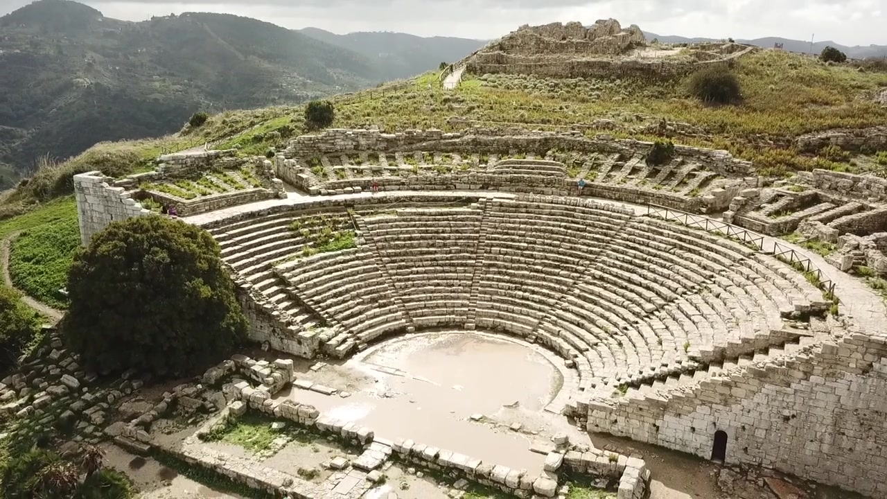 Segesta, Sicilya, İtalya'daki tiyatronun drone görüntüsü
