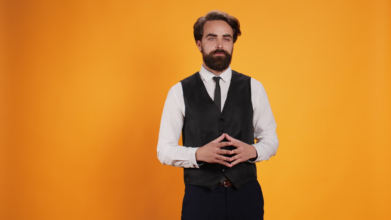 un mayordomo hábil y elegante que apunta a un lado