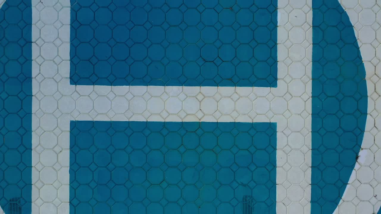 aterrizaje de drones en el helipuerto de helicóptero. toma aérea de un helipuerto con punto de vista de aterrizajes de helicópteros. 4k. despegue del helipuerto