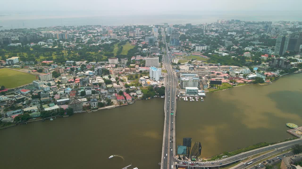 tráfico y paisaje urbano de la isla victoria, lagos, nigeria con el puente falomo, la facultad de derecho de lagos y la torre del centro cívico