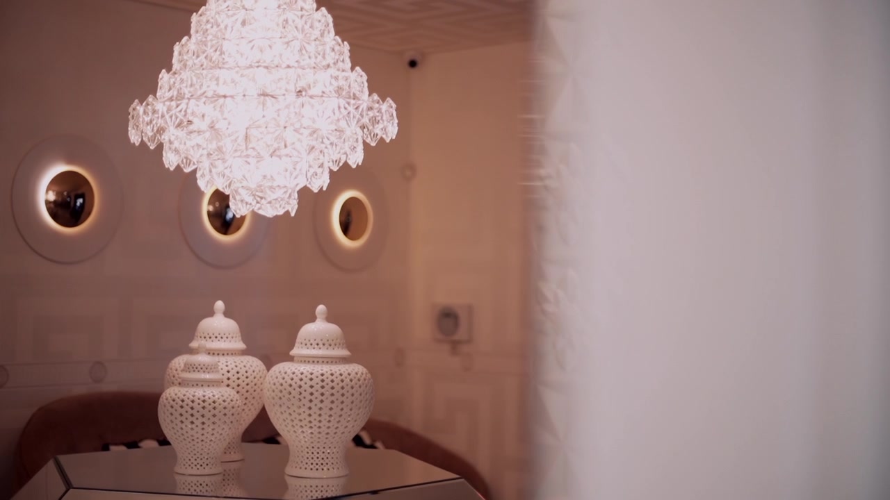 Lampadario moderno sopra eleganti vasi decorativi