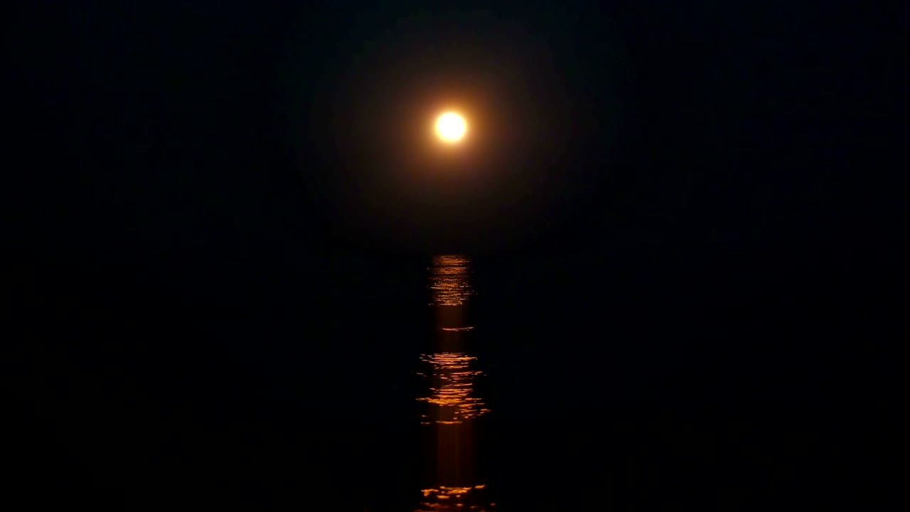 바다 위의 보름달 4k