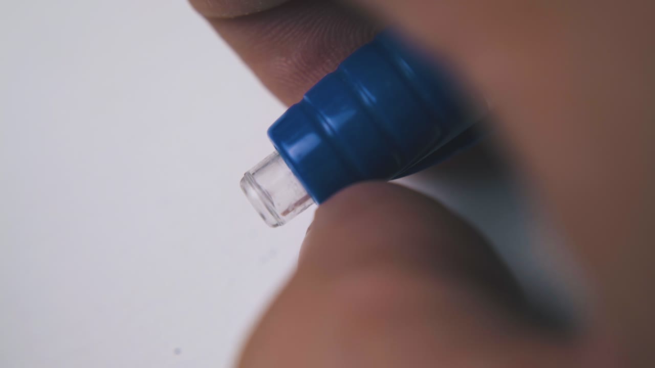 uomo clicca penna automatica in una custodia di plastica sopra carta bianca