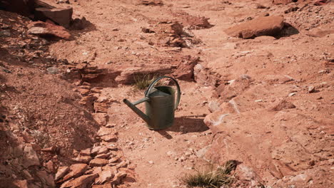 lata de bebida en el desierto de arena y rocas