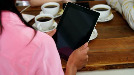 mujer usando una tableta digital