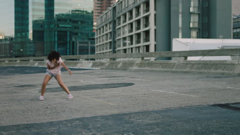 Tanzende-Frau,-Junge-Frau-Mit-Gemischter-Abstammung,-Die-Streetdance-Im-Urbanen-Stil-In-Der-Stadt-Genießt-Und-Freestyle-Moves-übt,-Trendige-Frau-Mit-Afro