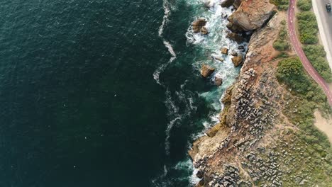 Flug-über-Eine-Klippe-Und-Das-Meer-In-Portugal