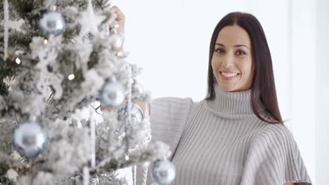 Mujer-Joven-Y-Bonita-Decorando-Su-árbol-De-Navidad.