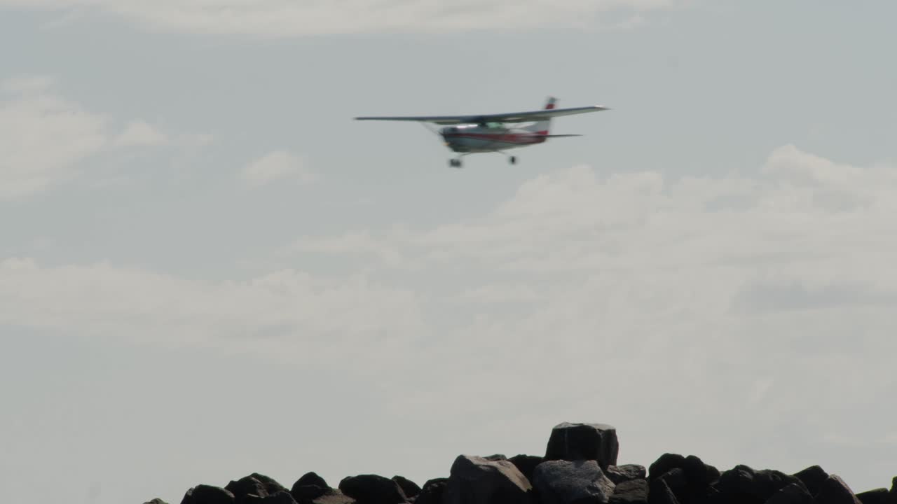 암룸 섬의 바위가 많은 해안선에 착륙하는 작은 복엽기, 정적인 전망